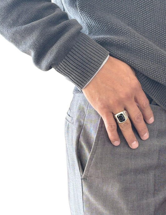 Anillo Detalles Grabados con Piedra Detalles Grabados