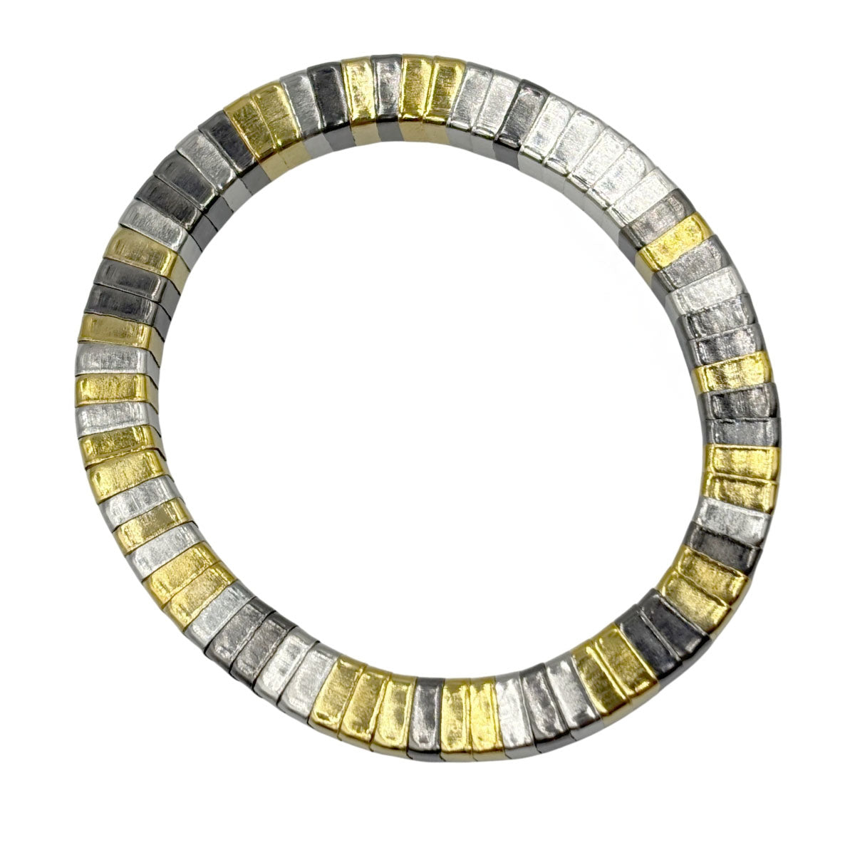 Pulsera sencilla con variantes de dorado.