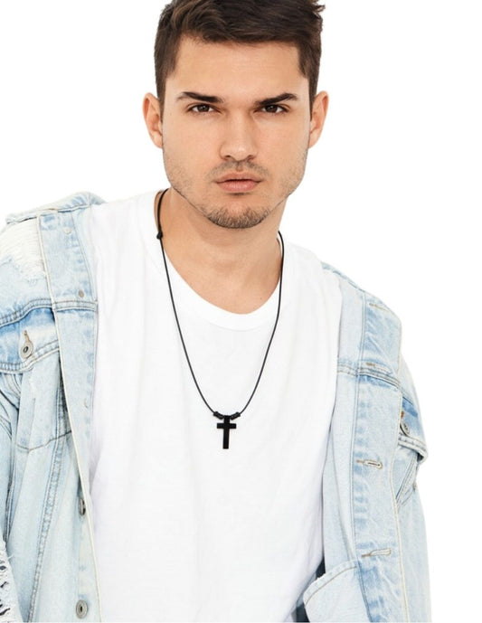 Collar con dije de Cruz Negra y Cordón Ajustable Negro