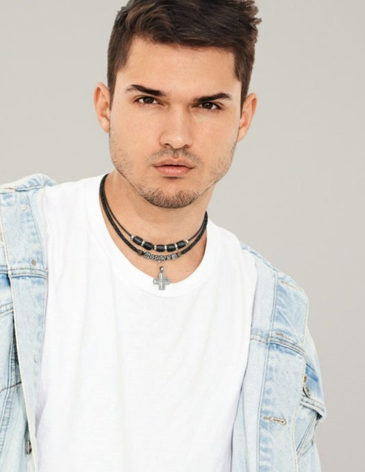 Collar de Cuero Trenzado Negro con Cruz de Metal