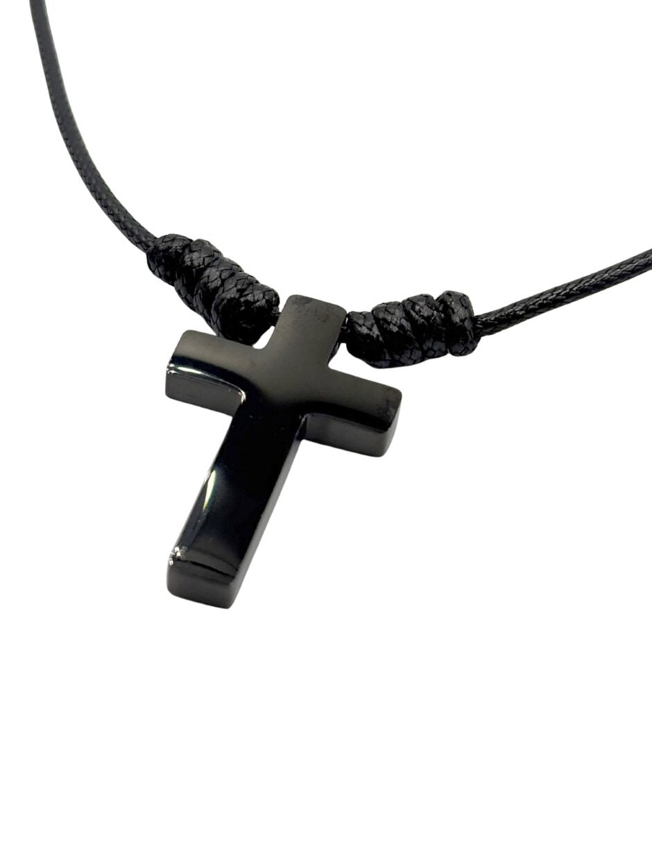Collar con dije de Cruz Negra y Cordón Ajustable Negro