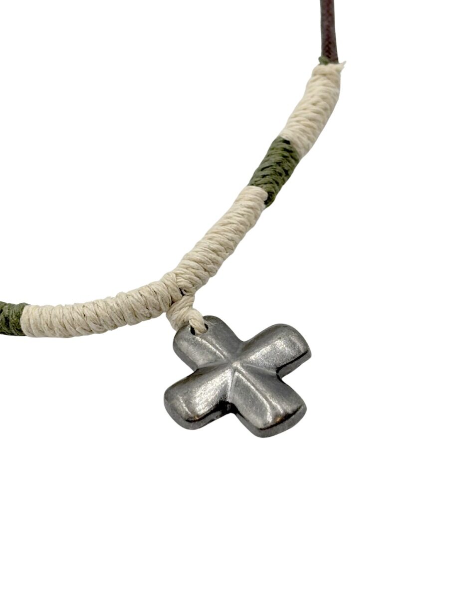 Collar Ajustable con Cruz de Metal