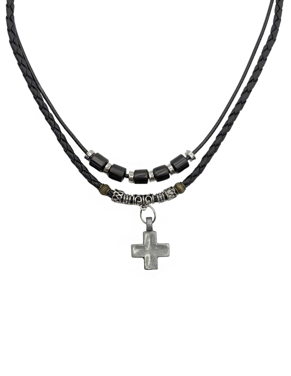 Collar de Cuero Trenzado Negro con Cruz de Metal