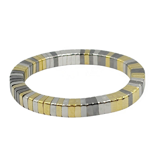 Pulsera sencilla con variantes de dorado.