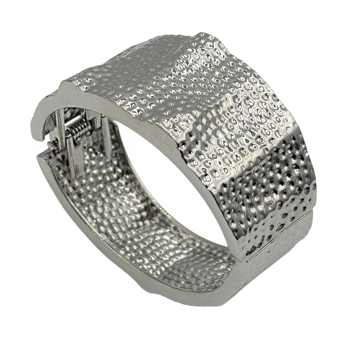 Pulsera martillada plateada.