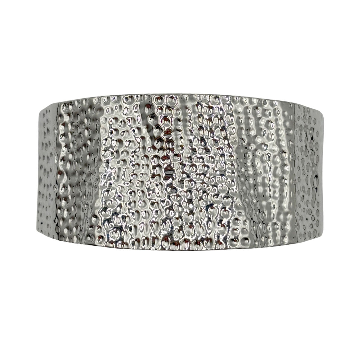 Pulsera martillada plateada.