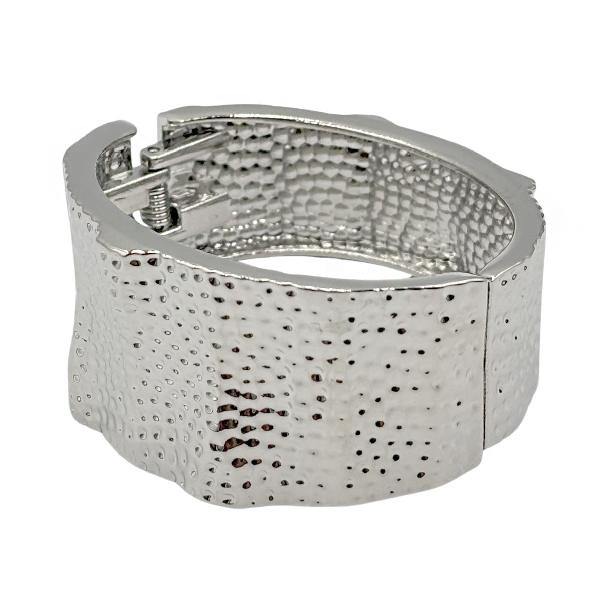 Pulsera martillada plateada.