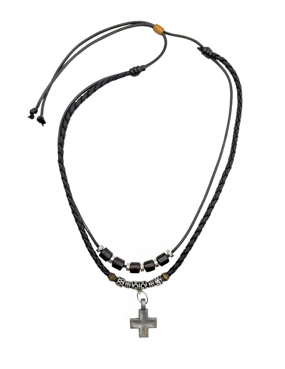 Collar de Cuero Trenzado Negro con Cruz de Metal